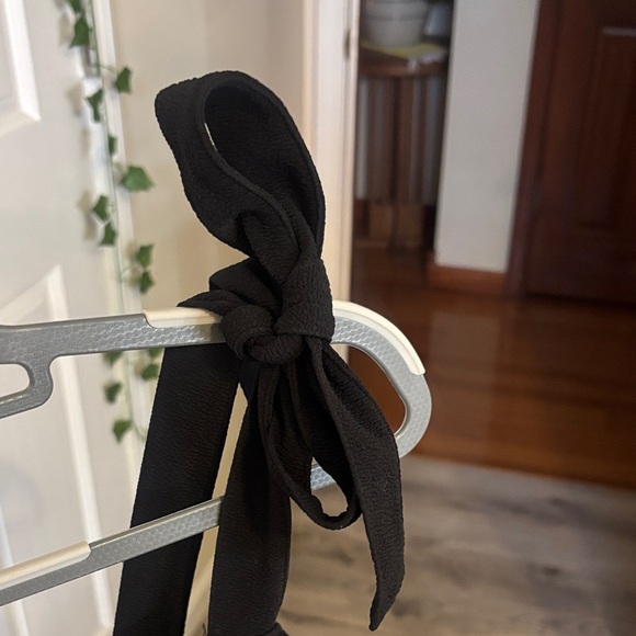 Veni Vidivici Elegant Black Dress With Adjustable Bow Straps - Picture 10 of 10